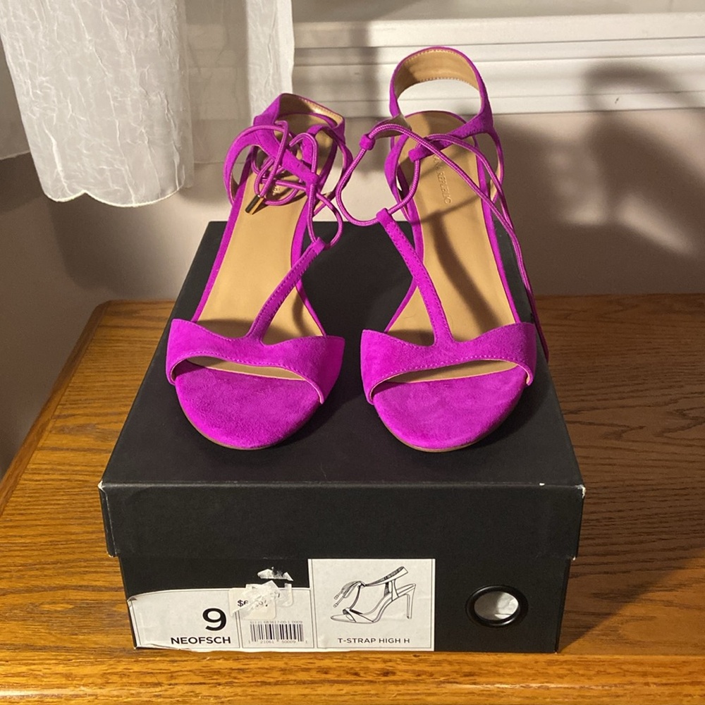 NIB STUNNING T-Strap Heels from Banana Republic Size 9 - Picture 2 of 5